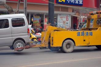 北京150条严管大街&ldquo;违停必拖&rdquo; 警方出动叉车