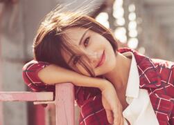 跟着张歆艺学穿衣 长腿逆天游走街头