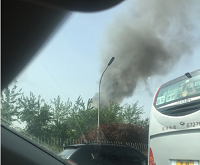 北京南二环一座加油站附近起火(图)