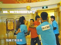 是不是有点玩过头了？ 博物馆里&ldquo;撕名牌&rdquo;？