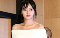 时髦露肩装 瘦削锁骨自信满满