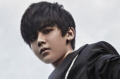 侯明昊拍霸气写真 深邃帅气尽显型男气质