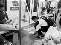 暖男为陌生人清理污物 网友点赞