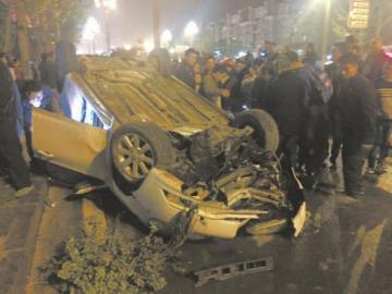 女司机开车紧张致车倒翻   幸无人伤亡