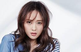 童瑶杂志大片性感慵懒 衬衫花样穿搭凌乱美