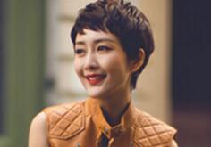 王鸥欧洲街拍短发帅气随性 复古元素玩味撞色