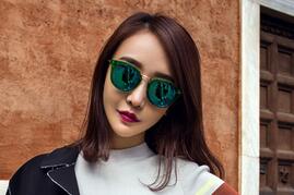 姜尘欧洲街拍大片 时尚icon上演深蓝诱惑