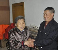 南京70岁退休民警 救起84岁落水老人