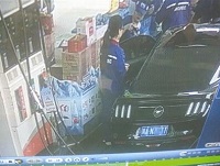 跑车司机买矿泉水没付钱就跑 司机：真的忘了