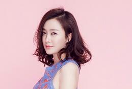 秦岚亮相杂志封面 桃色妆容演绎甜美复古风