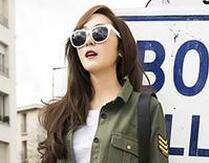 郑秀妍帅气街拍 示范短裙穿出甜美活力girl