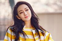 王鸥春日街拍大片曝光 沁心脱俗玩转几何风