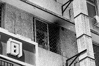 出租公寓起火租户被困 工人拿棉被接住跳窗女租户