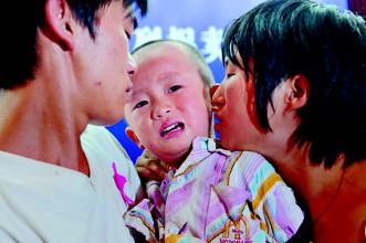 被拐儿童不配合采血 与亲生父母生疏