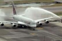 飞机首航欢迎仪式&ldquo;过水门&rdquo; 被消防误喷停工