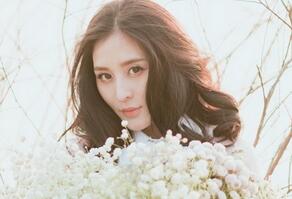 汤晶晶最新甜美写真 宛若花中仙子