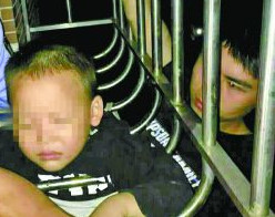 男童爬防盗网头部被卡 托举哥苦撑半小时