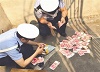 天上飘落近9万现金 民警挨家挨户询问没人认领