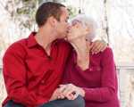 47岁男子恋上93岁阿婆 两人日久生情获家人支持