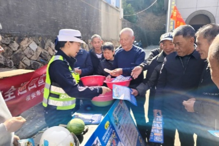 平安&ldquo;乡&rdquo;约罗江：福建福安交警开展&ldquo;三位一体&rdquo;交通安全宣传