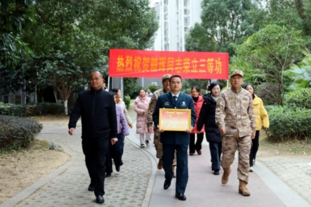 长汀县集中为8名立功现役军人家庭送喜报 弘扬拥军优属新风尚