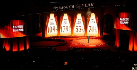 2026天猫超级新品盛典现场颁发年度商业人物奖，致敬行业领军者