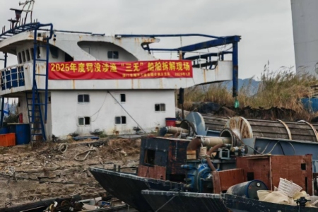 厦门市海渔综合执法支队：重拳拆解&ldquo;三无&rdquo;船  铁腕护海守生态