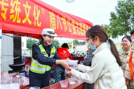 腊八送福 法韵润心：福安公安以温情传递平安