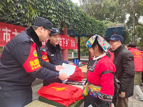 吉首铁警联合司法局开展春运法治宣传 护航平安春运送&ldquo;法治年货&rdquo;