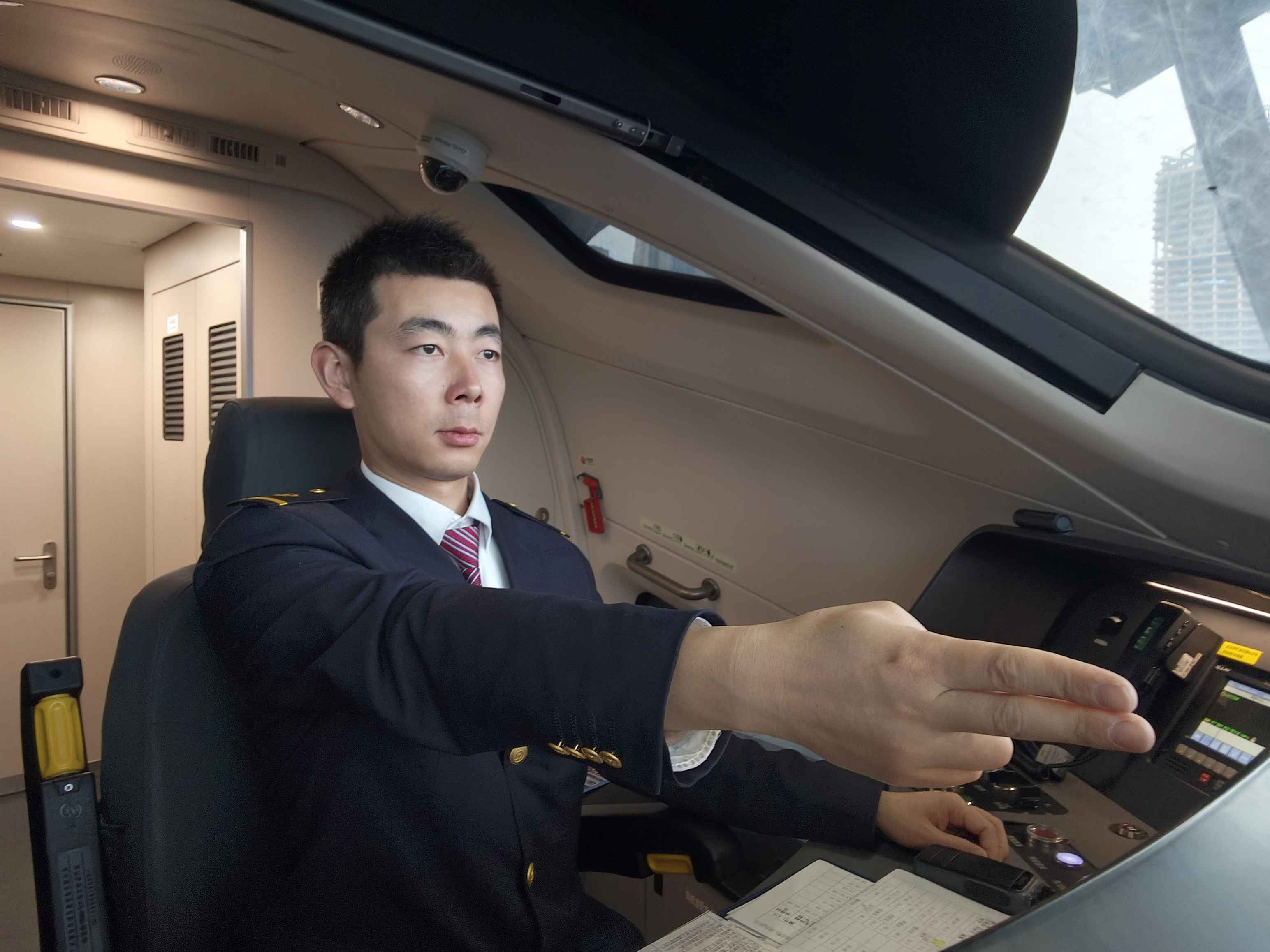 春运首日 武铁精心守护旅客安全有序出行