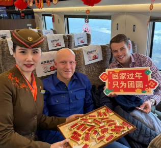 春运首日暖归途，列车年味满车厢