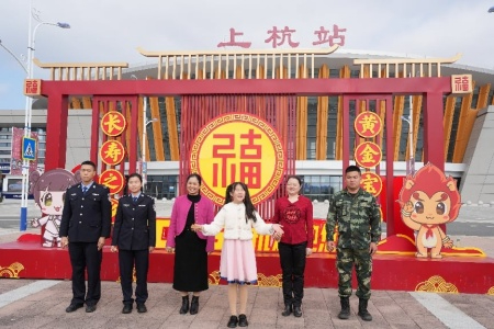 福建上杭：快板唱响文明歌 春运旅途添暖意