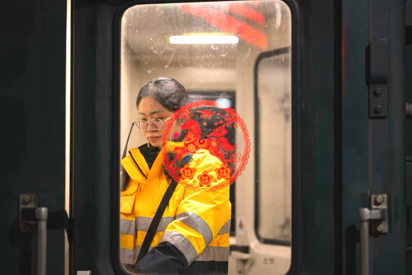 国铁武汉局：电务人跨界护航春运临客