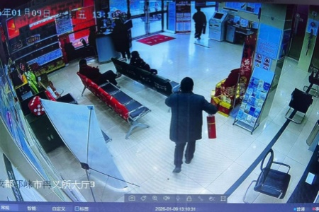 四川邮政小哥勇闯火场显担当 获评&ldquo;见义勇为先锋&rdquo;