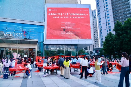 十年墨香暖新春：龙海学子义务写春联传递文化温情