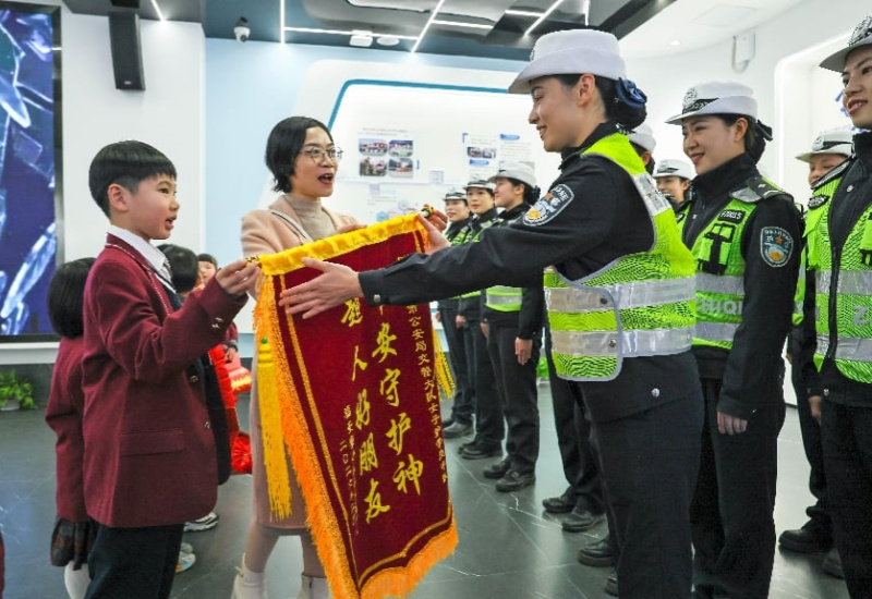 福安&ldquo;护学暖阳&rdquo;：锦旗糖果暖人心，守护童梦安全行