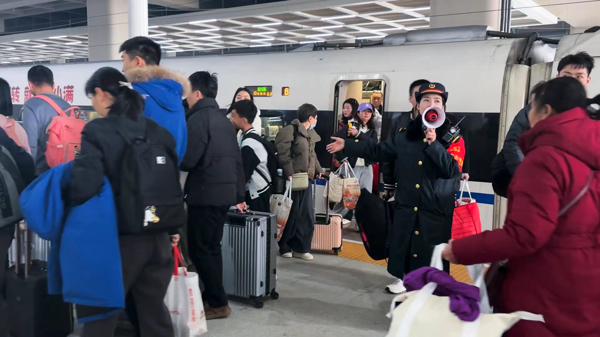 新春走基层 | 高铁专列暖归途！湖北荆门&ldquo;点对点&rdquo;接返3000务工人员