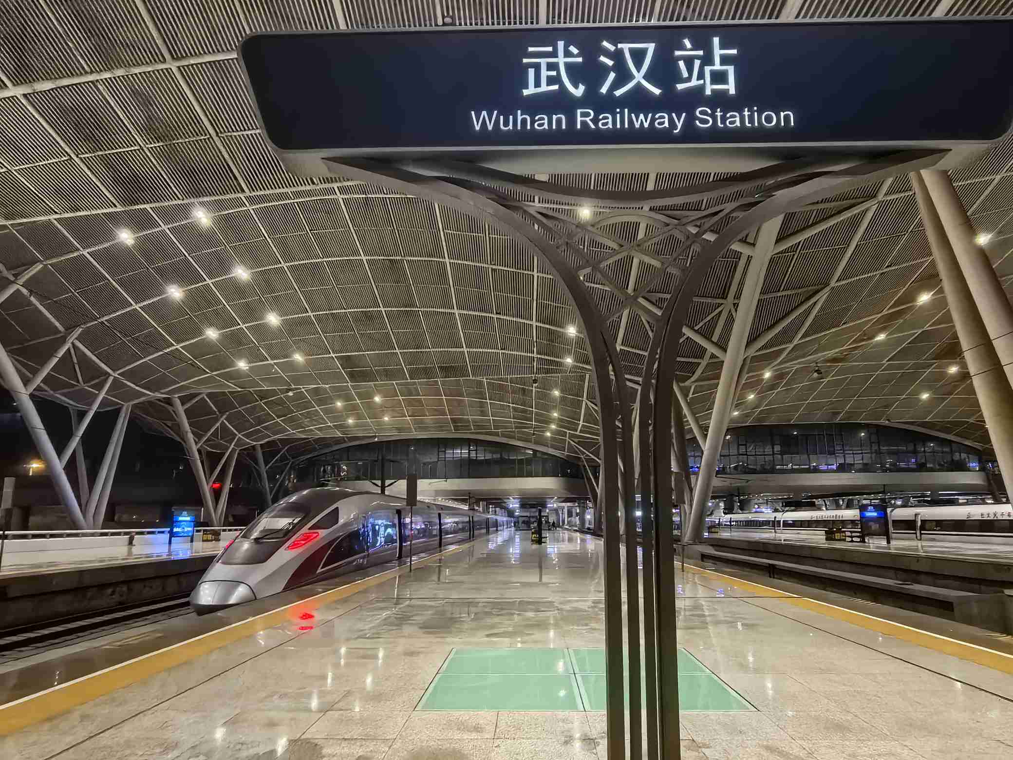 武汉火车站&ldquo;头雁&rdquo;党团员突击队精心服务&ldquo;红眼&rdquo;高铁