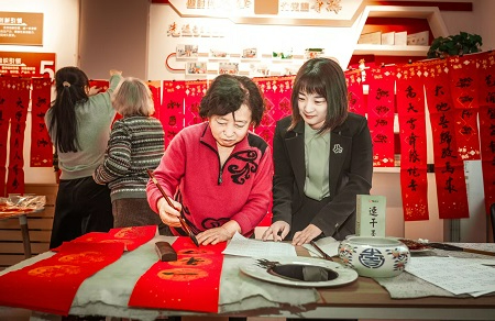 鞍山立山妇联送福上门：保证贫困家庭都贴上对联