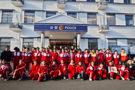 萌娃进警营 安全伴我行 - 古田会址站派出所开展萌娃进警营活动