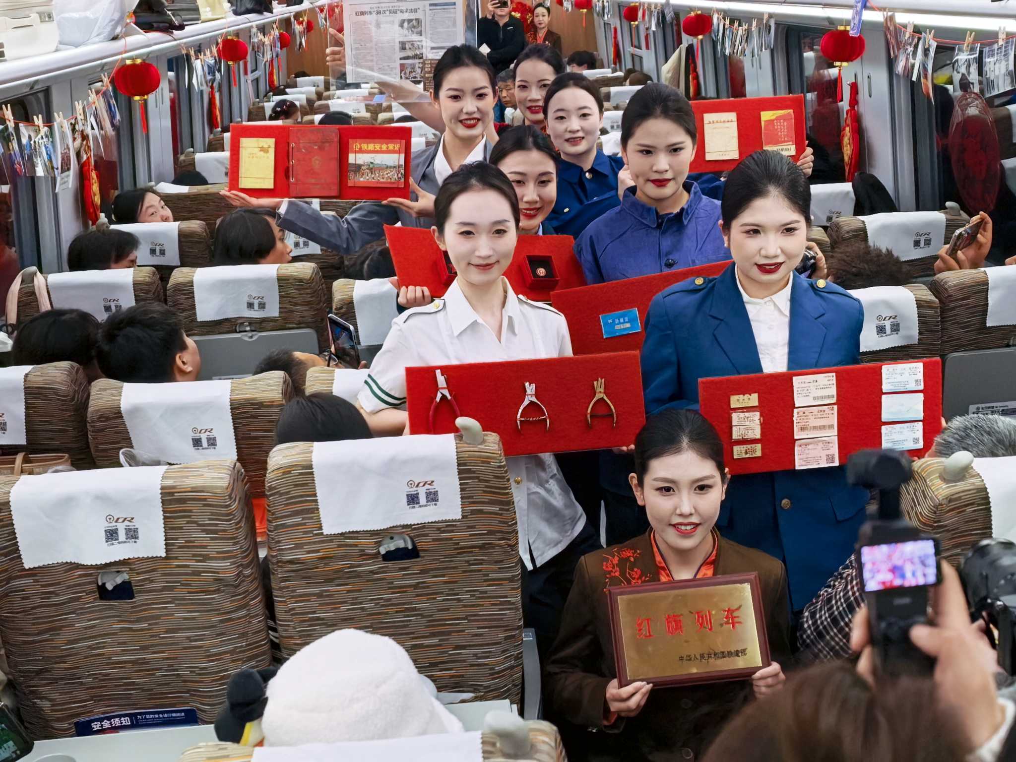 小年夜 红旗列车上演别样春晚