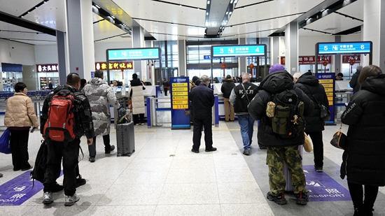 新春走基层 | 绥芬河口岸迎客流高峰：移民管理警察&ldquo;双温&rdquo;护航春运