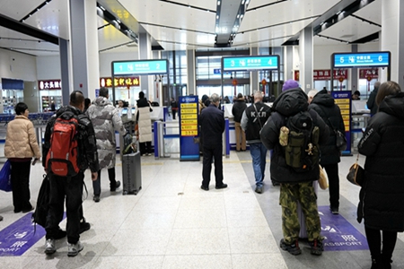 新春走基层 | 绥芬河口岸迎客流高峰：移民管理警察&ldquo;双温&rdquo;护航春运