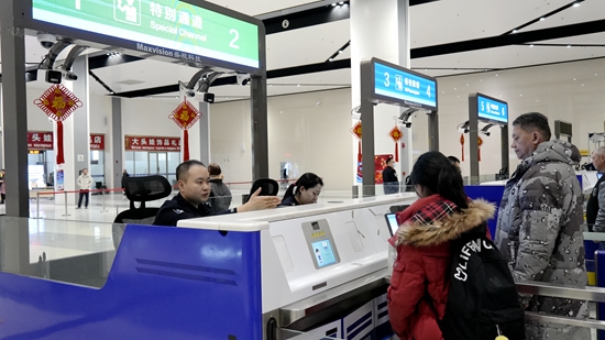 新春走基层 | 绥芬河口岸迎客流高峰：移民管理警察&ldquo;双温&rdquo;护航春运