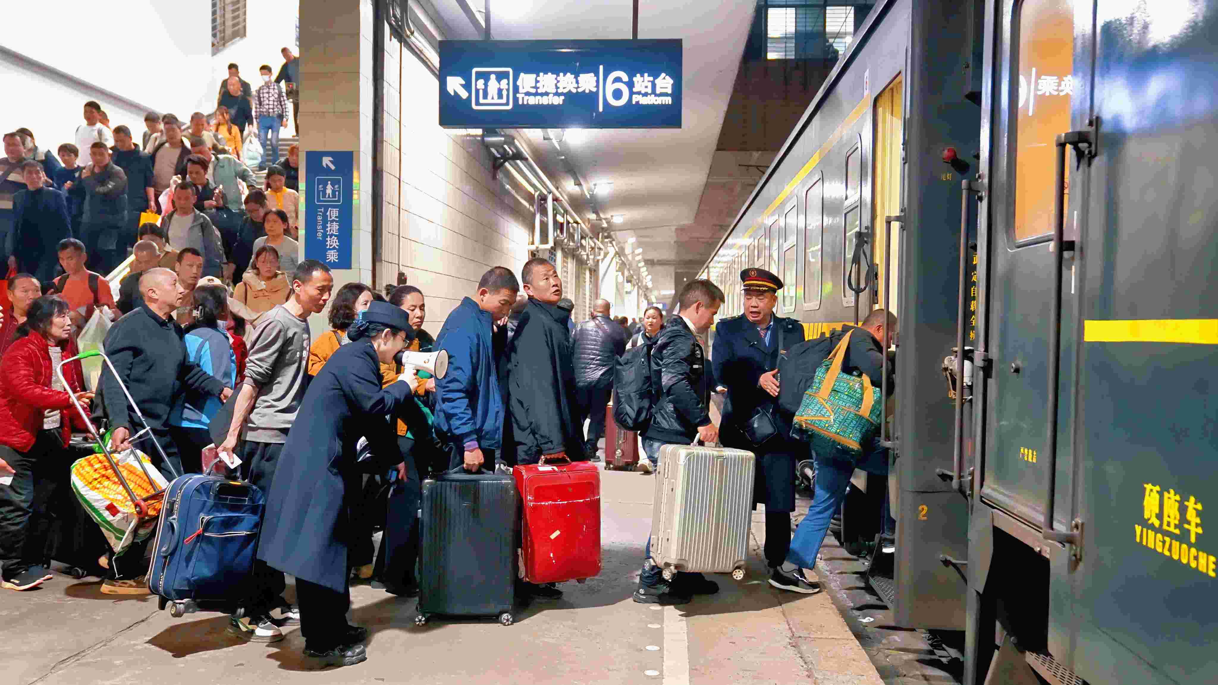 武铁襄阳车站：春运单日旅客发送量连续两日刷新历史记录