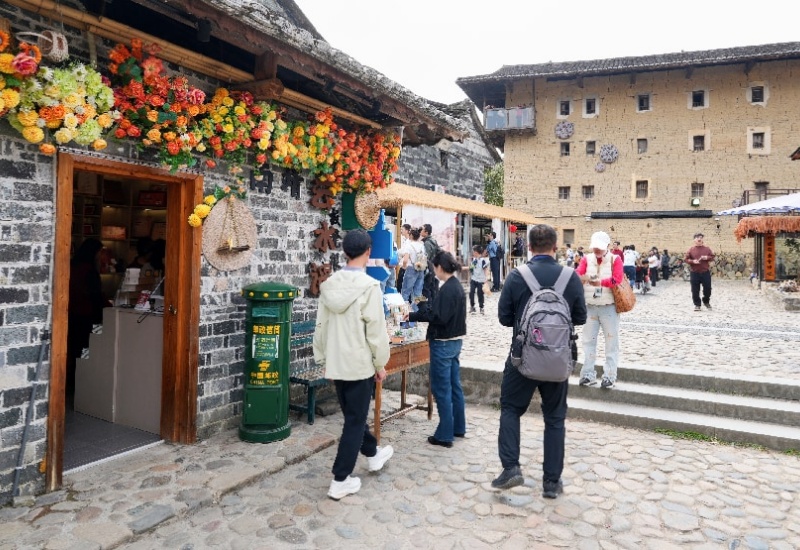 福建南靖：文旅融合焕新彩 土楼文创&ldquo;邮&rdquo;新篇