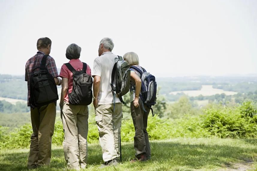国常会研究推进银发经济 加速构建分级分类养老服务体系