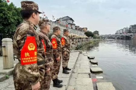 长汀退役军人先锋队春节坚守 护河护景护民展担当