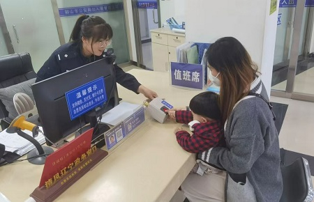 鞍山公安出入境&ldquo;春节不打烊&rdquo;：暖心服务&ldquo;加速度&rdquo;，节后高峰创佳绩