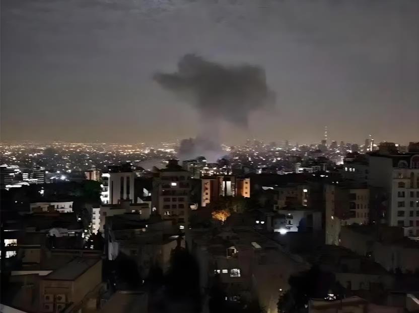 美以联手夜袭伊朗：德黑兰爆炸声起，中东战云密布